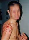 S�, es �l por fin, despu�s de a�os y a�os de dar el co�azo por fin se ha tatuado