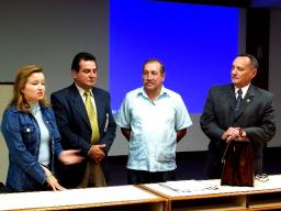Vicerrector Acad�mico profesor Carlos Chac�n y profesora Bethy Pinto directora del Consejo de Planificaci�n en el acto de instalaci�n