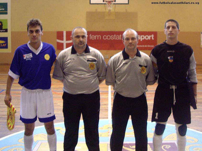 Capitans i �rbitres junts abans de comen�ar el partit