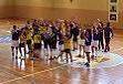 Els dos equips agra�nt l'assist�ncia del p�blic al finalitzar el partit