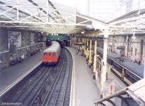 Farringdon (Metropolitan & Circle Lines) - Thameslink train on the right &copy; UrbanRail.Net