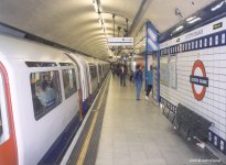 Leicester Square (Piccadilly Line) &copy; UrbanRail.Net