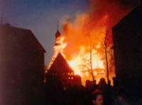 Igr&ecirc;ja ardente na Noruega