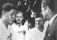 O jovem Clinton con J. F. Kennedy