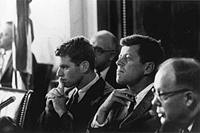 John Kennedy tentando evitar uma outra cat&aacute;strofe