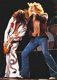 Jimi Page e Robert Plant numa performance de palco nos anos 70