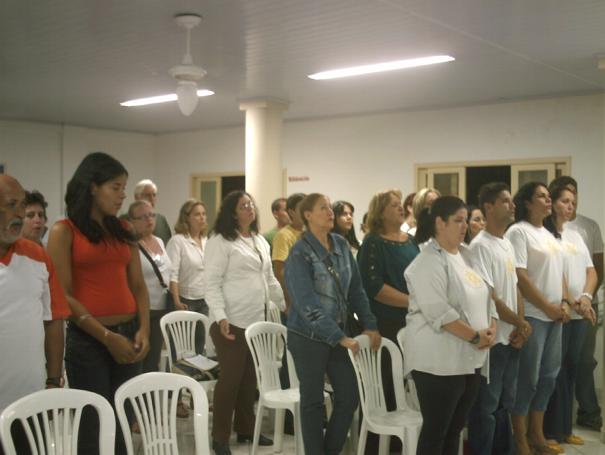 Emocionados, os participantes cantam o Hino da Umbanda
