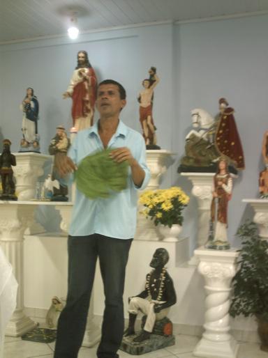 Anderson segura uma folha de "Chap�u de Couro"