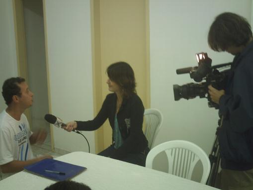 A rep�rter Helena Santos ouve atentamente as explica��es