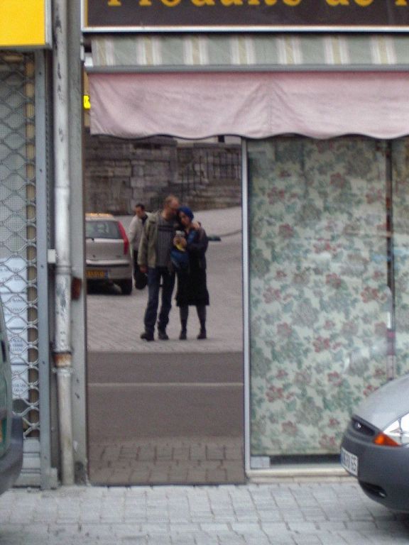 coucou!! c'est nous... enfin notre reflet flou dans une vitre de Lourdes
