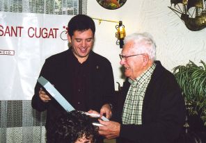 L'alcalde lliurant la placa d'homenatge a Emili Mora