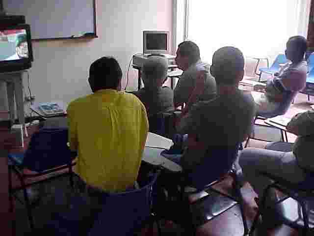 Tecnicos en Electronica consultando informacion en Internet (9331 bytes)