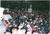 Ambulanz ("Rettung"?) in Menschenmenge vor'm Parlament