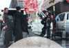 Polizisten und Demonstranten am Donnerbrunnen