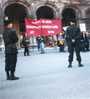 Polizisten und Demonstranten vor der Oper