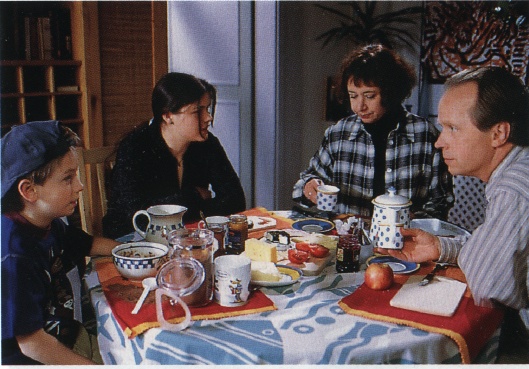 Familie B&uuml;sing beim Essen