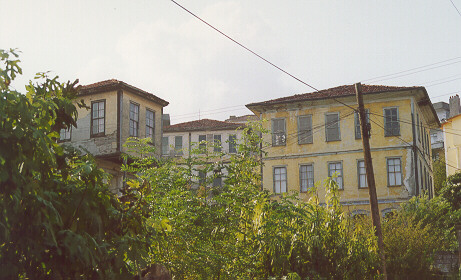 H�k�met Kona��n�n arkas�ndaki tarihi evler