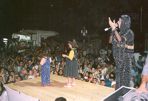 9.Uluslararas� �nye K�lt�r Sanat ve Turizm Festivalinde Halk Konserinden bir g�r�nt�