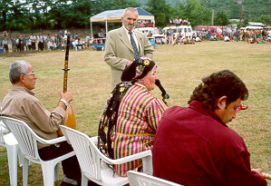 9.Uluslararas� �nye K�lt�r Sanat ve Turizm Festivalinde Halk Ozanlar� At��mas�ndan bir g�r�nt�