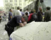 2473678_t_c_erschoepfter_polizist.jpg (14277 Byte)