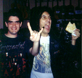 Carlos comendo pizza e Romulo