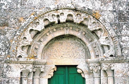 Detalle da fachada de San Xoán de Santeles, A Estrada, de orixe románica. (c) A. Tarrío 1999