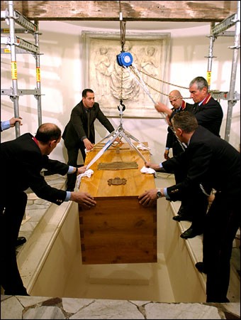 John Travolta,Nicholas Cage,Contracara,cirugias esteticas,rostro,lipoaspiraciones,medicina,cirujanos,operaciones,Maria Reich,Nazca,lineas,calendario astronomico,Peru,dibujos,astronomia,geometria,Bernd Teichert,mapas,Ana Mar&iacute;a Cogorno,ovnis,misterios,Cristobal Colon,Hernando,Diego,catedral Sevillana,Cartuja Pickman,Jos&eacute; Antonio Lorente,Granada,ADN;restos,Marcial Castro,antropologia,Republica Dominicana,www.egipto.com,Egipto,Keops,piramides,descubrimientos,Aton,Ankh,tumbas,sarcofacos,momias,embalsamamientos,Kefren,camaras secretas,Nefertiti,Amenofis,Nilo,inundaciones,Blade Runner,Ridley Scott, Richard Dawkins,Steven Pinker,Harrison Ford,Stephen Minger,Stanley Kubrick,Daryl Hanna,replicantes,androides,ciencia ficcion,Contactos,SHGb02+14a,proyecto SETI,Search for Extra Terrestial Intelligence,SETI@home,Robert Zemeckis,Jodie Foster,Dan Wertheimer,New Scientist,Arecibo,Puerto Rico,civilizaciones extraterrestres,Ma libert&eacute; de penser,Florent Pagny,Argentina,France,Patagonia,Argentine,Azucena Caama&ntilde;o,Savoir aimer,artistes,musique,musica,CD,cantores,ventas,compras,ranking,Paparazzi,Isabel Sartorius,Borbon,Ortiz Pati&ntilde;o,Vallejo Najera,Entrecanales,Mora Figueroa,Antonio Montero,Sainz Vicu&ntilde;a,Espa&ntilde;a,jet set,Mallorca,Ibiza,John Fitzgerald Kennedy,Lee Harvey Oswald,Vitaliy Fadeyev,Lawrence Berkeley,Carl Haber,Fidel Castro,Lyndon B. Johnson,Jackie,Onassis,Irma Roy,Carolina Papaleo,Osvaldo,diputada nacional,Congreso,Argentina,Raul Granillo Ocampo,politica,justicialismo,peronismo,cine,television,La Horqueta,San Isidro,que se vayan todos,diciembre 2001,2002,2003,2004,maria julia alsogaray,alvaros,,Roberto Mart&iacute;nez Medina,Maria Julia Alsogaray,Ra&uacute;l Granillo Ocampo,Jorge Rodr&iacute;guez,V&iacute;ctor Alderete,Claudia Bello,Angel Massa,Alfredo Yabran,Mario Pontaquarto,Nestor Carlos Kirchner,Cristina Elizabeth Fernandez,corrupcion,senado,general rodriguez,anibal,fernandez,alberto,fernando de la rua,ines pertine,eduardo duhalde,hilda chiche gonzalez,2000,2001,2002,2003,2004,Museos,www.louvre.fr,Leonardo Da Vinci,Gioconda,Mona Lisa,Italia,Francia,France,inventos,Italy,renacimiento,historia,cuadros,links,images,postcards,photos,fotos,imagenes,postales,pictures,historia,arqueologia,descubrimientos,culturales,agenda,infodiario,diario accion,buenos aires,argentina,Diario Accion de General Rodriguez, politica, actualidad, noticias e informacion, personalidades e instituciones, policiales, galerias de fotos; historia de General Rodriguez, sus origenes, edificios, estancias, habitos y costumbres, anecdotas, comercios e industrias, los fundadores, antiguas instituciones, fotos e imagenes; suplementos especiales: la crisis politica, economica y social de la Argentina, los acontecimientos de Diciembre de 2001, articulos y entrevistas; Emigracion: toda la informacion destinada a aquellos que desean emigrar, radicarse o estudiar en el exterior, visas, pasaportes, consejos, guias, informacion util, links; Trueque: novedades e informacion, links, estructura del trueque; el casamiento de Maxima Zorreguieta y el principe Guillermo Alejandro de Holanda; Guerra de Afganistan: galeria de imagenes e informacion sobre la primera guerra del siglo XXI; la guerra de Irak, Bagdad, Georges W. Bush, Saddam Husseim, el atentado a las torres Gemelas de Nueva York, las twin towers, el 11-s, y descripcion del hecho que conmovio al mundo; Empleo: consultoras, clasificados, agencias de empleo, consejos e informacion util, curriculum vitae, como confeccionarlos, noticias de actualidad; 
Los numeros de la crisis: Las consecuencias de la crisis politica, economica y social; estadisticas, pobreza, desnutricion, salud y asistencia; noticias regionales y provinciales, columnas y editoriales; informacion para negocios: pymes, links, empresas y negocios; Agenda Cultural con toda la informacion de cursos, universidades, talleres, escuelas y oportunidades, exposiciones de arte de la region; buscadores en Internet, Enlaces: links a los mejores sitios de educacion, cultura, arte, biografias, politica, interes general, web, Links del Diario Accion: RMS Titanic, su historia, su tragico viaje inaugural; historias, testimonios, documentos y articulos sobre el naufragio; links y sitios sobre el tema; la pelicula de Cameron, fotos e imagenes; suplementos especiales, Historia Argentina y de General Rodriguez, la llegada de la democracia en General Rodriguez, la asuncion de Juan Lumbreras como intendente en 1983, galeria de imagenes, sus palabras y los actos, su gabinete, festejos de la comunidad. Fundacion del pueblo de General Rodriguez, sus instituciones y personalidades relevantes, arquitectura y edificios, comercios e industrias, sus comienzos, estancias, inmigraciones italianas, espa&ntilde;olas, vascas e irlandesas, anecdotas y efemerides, sus hombres ilustres, el Hospital Vicente Lopez y Planes, su fundacion por las Damas de Beneficencia, el hundimiento del crucero General Belgrano, testimonios de ex combatientes y tripulantes, su comandante Hector Elias Bonzo, fotos e imagenes, recuerdos y homenajes, historia de la familia Bonzo de General Rodriguez, entrevistas y articulos periodisticos. La guerra de Malvinas en el Atlantico Sur, el conflicto belico con Gran Breta&ntilde;a de 1982, politicos relevantes, Benjamin Paez y Trueba, fotos antiguas de familias fundadoras, galerias de imagenes de pobladores, recorrida virtual por el antiguo General Rodriguez, el paso de la Infanta en 1910, historia de La Serenisima, la familia Mastellone, La Choza, Bernardo de Irigoyen, peronismo y radicalismo y muchisimo mas