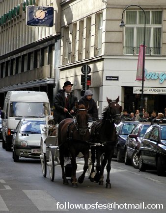 Aqu� vemos a otro cochero (con un familiar o aprendiz a su lado) entre la plaza de S. Esteban y el Fleischmarkt.