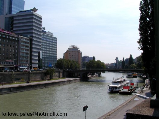 Vista hacia el oeste desde la Marienbr�cke en la plaza de Suecia: muelle de Francisco Jos�, Schwedenbr�cke y al fondo el edificio "Urania". En la margen izquierda, el edificio de seguros Uniqa, que no est� en la foto a�rea anterior.