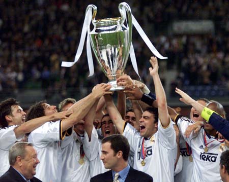 Real Madrid 3-0 Valencia. Jugaron: Casillas, M�chel Salgado, Karanka, Iv�n Campo, Helguera, Roberto Carlos, Redondo, McManaman, Ra�l, Anelka, Morientes
