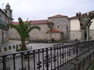 praza buxan, o fondo igrexa madalena de ribadavia