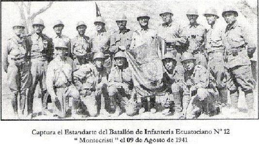 Soldados peruanos con el estandarte ecuatoriano del B.I. N 12 MONTECRISTI