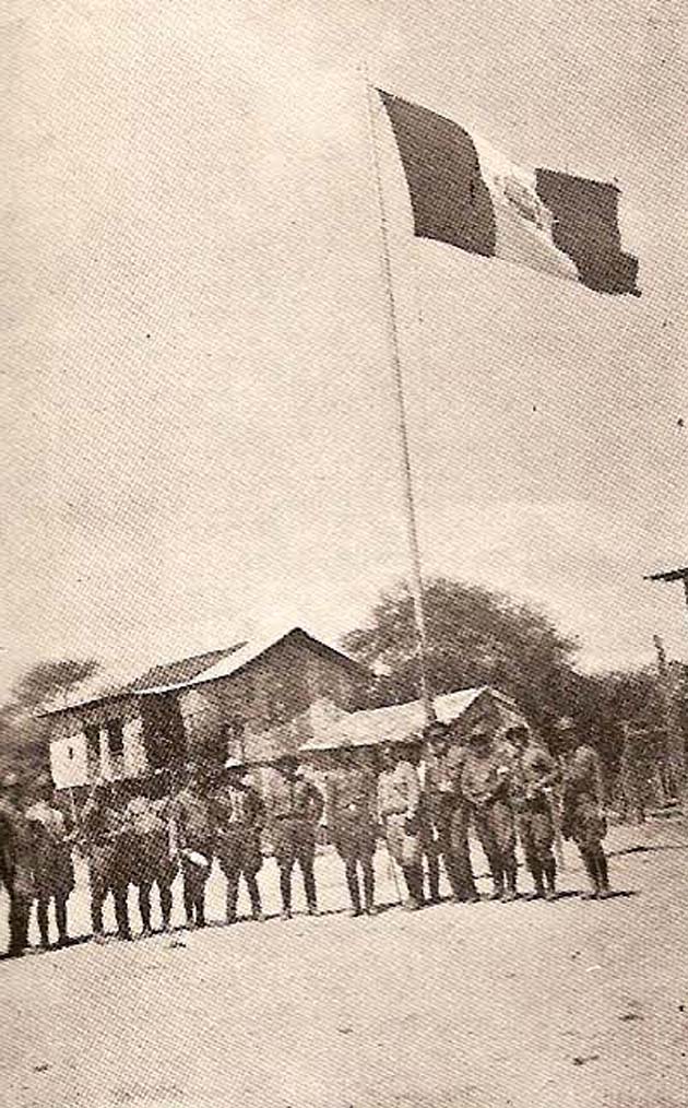 El victorioso Pabell�n Nacional del Per� ondeando en el Puesto de Chacras luego de ser arrebatado al Ej�rcito del Ecuador por los soldados del Ej�rcito del Per�