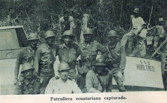 Miembros de las Fuerzas Armadas Peruanas mostrando la Patrullera ecuatoriana Hualtaco capturada en 1941