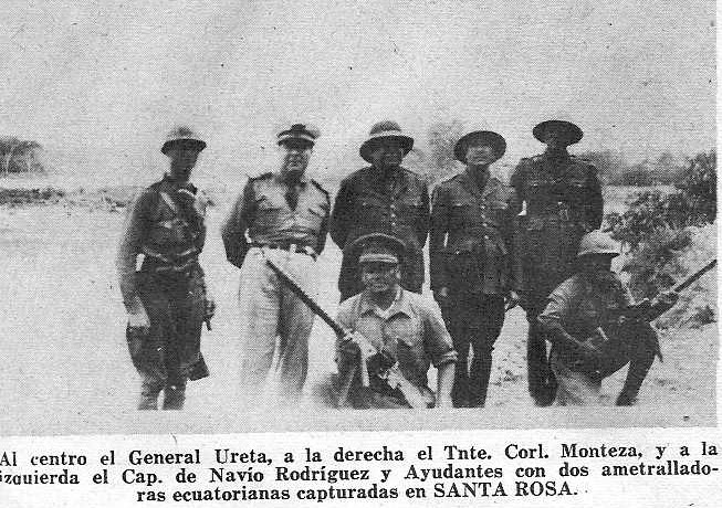 Militares peruanos en Santa Rosa mostrando dos ametralladoras ecuatorianas capturadas en 1941