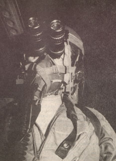 Visor nocturno que permite volar de noche. Aprovecha cualquier destello, incluyendo el de las estrellas