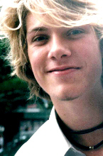 Taylor - Romantico, as vezes um pouco egoc&ecirc;ntrico, apaixonado por Denise, n&atilde;o deixa que seus sentimentos a mostra, ou pelo menos tenta.