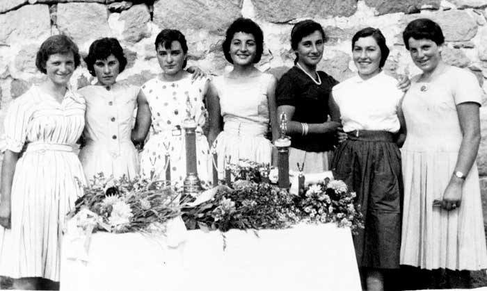 Entrega de trofeos de la carrera ciclista, a&ntilde;o 57/58. Delfina, Florentina, Engracia, Mar&iacute;a Rosa, Palmira, Beatriz y Beg
