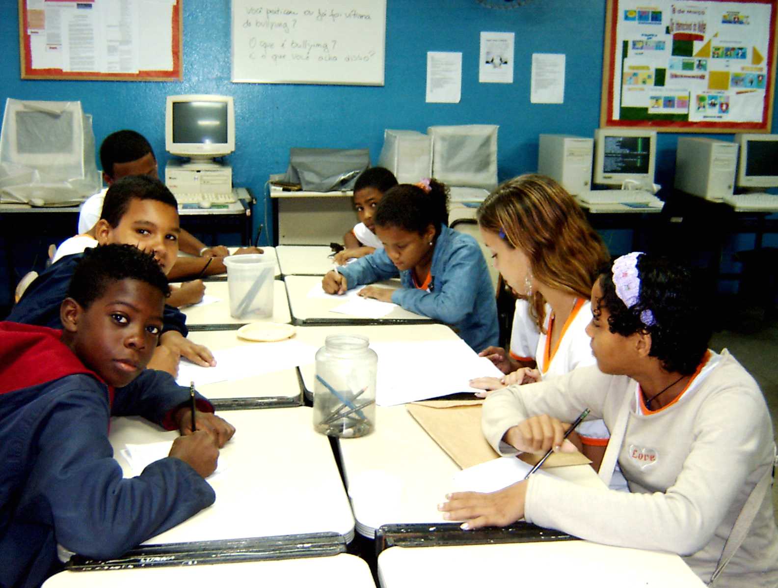 alunos produzindo textos para o jornal
