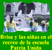 Brisa y las ni�as en el recreo de la escuela Patria Unida