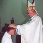 Momento da imposi��o das m�os na Ordena��o Diaconal do Pe. Adilson Jos� Selch