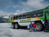 Louise Falstrault et Claude Lamarche pr�s de l'immense snow-coach sur le glacier Columbia