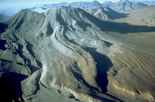 Vulc�o L�scar 5,641 m de altitude, � o vulc�o mais ativo dos Andes, Chile.