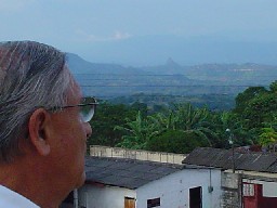 Fabio mirando El Espa�ol, el cerro m�s puntiagudo.