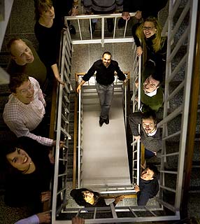 Mark Shuttleworth, líder do Ubuntu, posa com sua equipe, em Londres