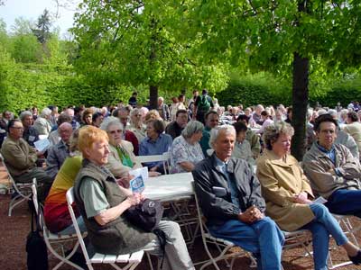 Im Schlo�park Lichtenwalde beim Gottesdienst