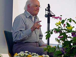 Zirkuspfarrer Gerhard Fischer beim Vortrag