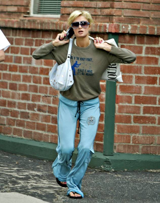 paris_hilton_cell_phone.jpg 72.1K