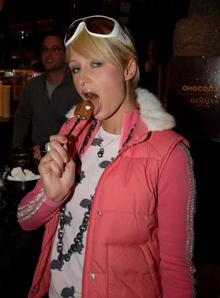 paris_hilton_sucking.jpg 31.6K