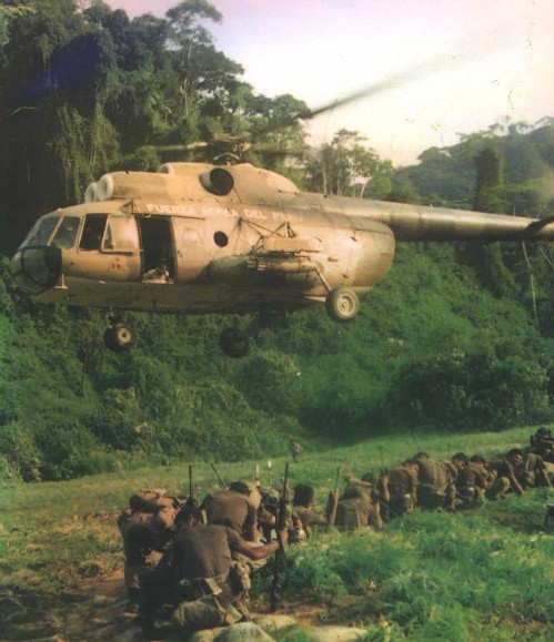 Peruvian Soldiers, Giants of Cenepa, after of landing in the battle field